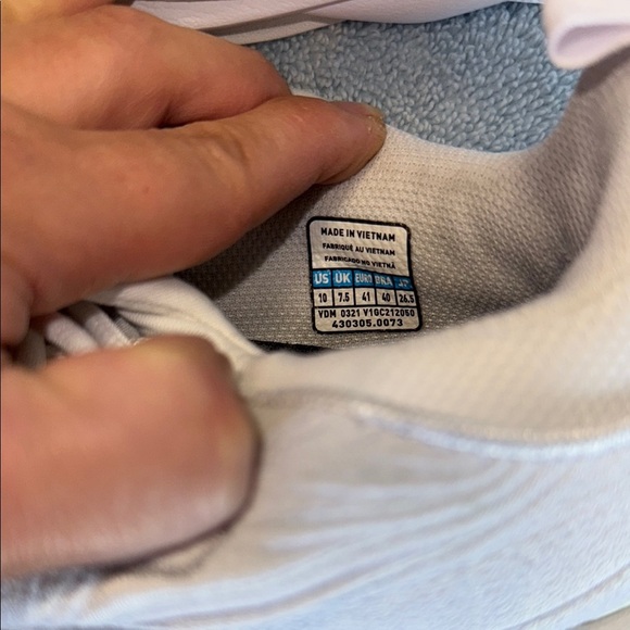 Mizuno White Athletic Shoes with Mesh Upper and Padded Collar - Picture 6 of 6